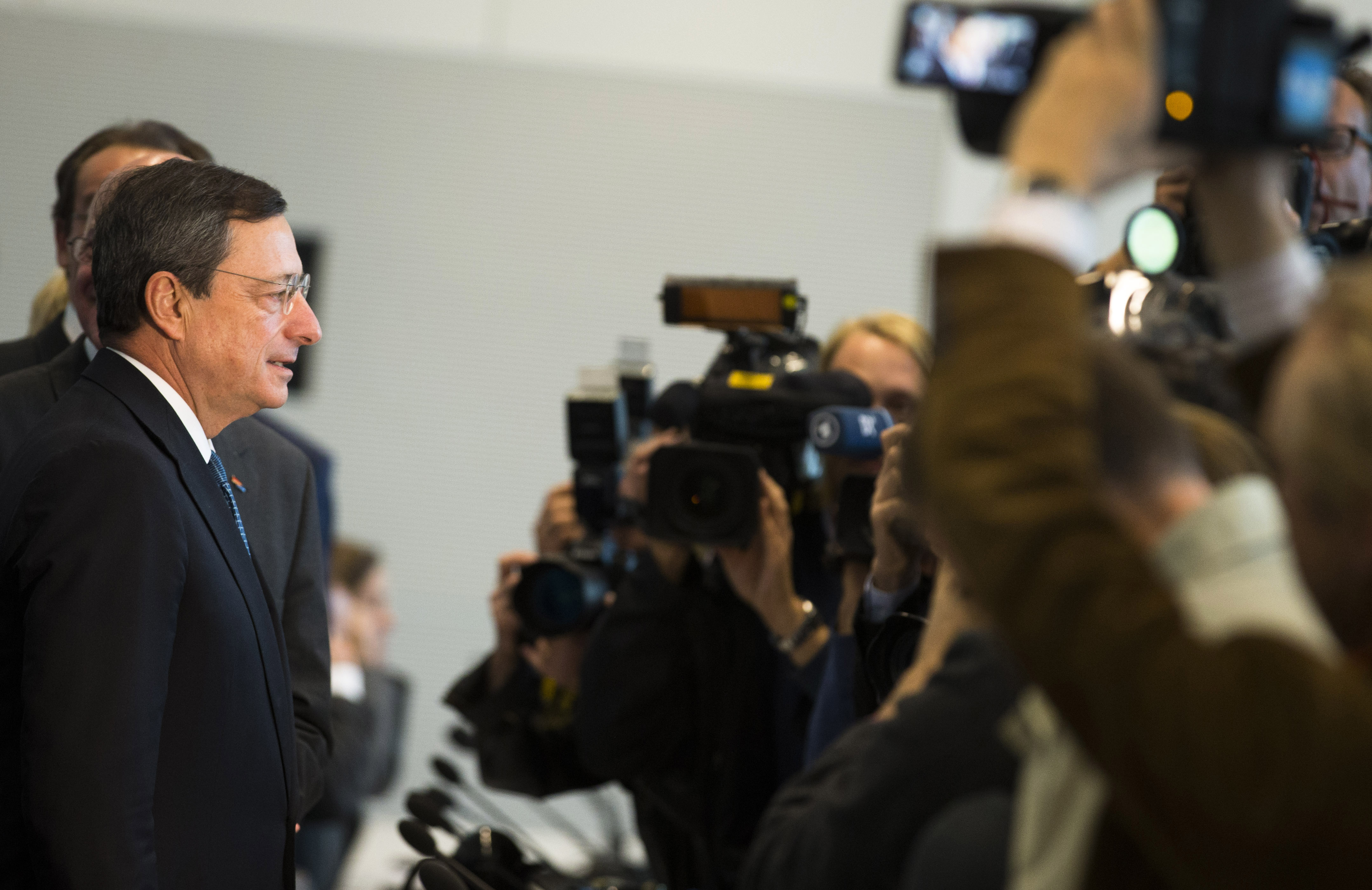 «Δεν χρηματοδοτούμε χώρες, δεν προκαλούμε πληθωρισμό» λέει ο Ντράγκι